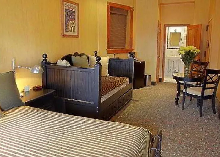Blue Moon Hotel 4*